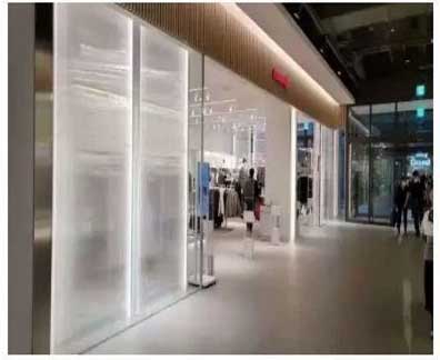 Einkaufszentrum-Innentrennwand mit Crystal Light Polycarbonat als eleganter Raumteiler