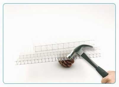 Hammer-Schlagtest auf unzerbrechlichem X-Struktur-Polycarbonat-Paneel demonstriert extreme Festigkeit