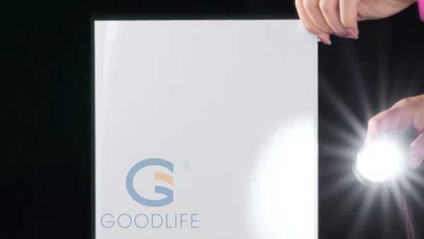 Hand hält Diffusor-Polycarbonatplatte über LED-Taschenlampe – überlegene Lichtstreuung und Hotspot-Eliminierung