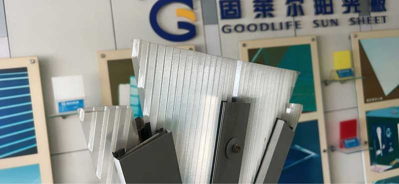 Detailliertes Querschnittsdiagramm: Polycarbonat-Hohlkammerplatten-Montage in Aluminiumprofil-System für Dachanwendungen