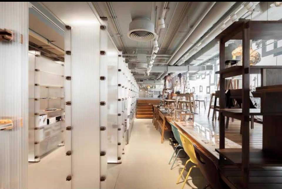 Premium-Möbelausstellungsraum in Frankfurt mit Crystal Light Polycarbonat-Hinterleuchtungs-Trennwandsystem