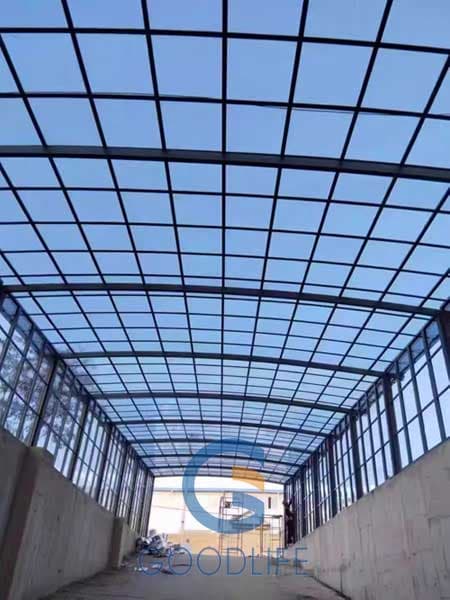 Premium-Wohnanlage Tiefgaragen-Eingang mit hellblauen schwer entflammbaren Polycarbonat-Massivplatten