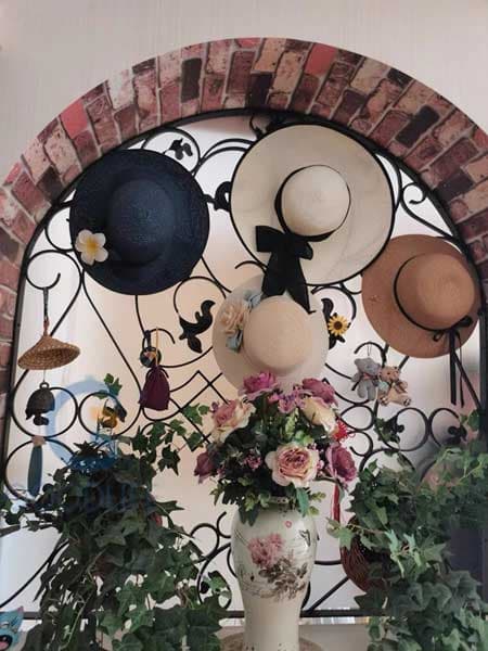 Hochwertige Einzelhandels-Boutique-Schaufenstergestaltung mit eleganter satinierter Polycarbonatplatte