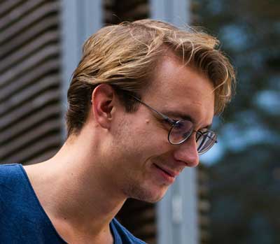 Roberto Martinez, बिक्री निदेशक, GOODLIFE X-संरचना पैनल की समीक्षा करते हुए