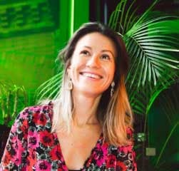 Sarah Mitchell, Responsable Solutions d'éclairage commercial, recommandant vivement les plaques diffuseur LED en polycarbonate GOODLIFE