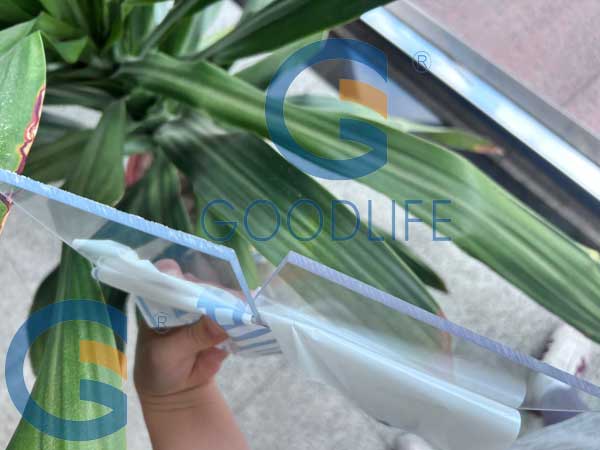 Schwer entflammbare Polycarbonat-Massivplattenproben mit überlegener Schlagfestigkeit ohne Versprödung