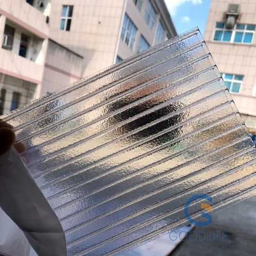 Crystal Light Polycarbonatplatte vor Landschaft demonstriert Lichtstreuung und Sichtschutz