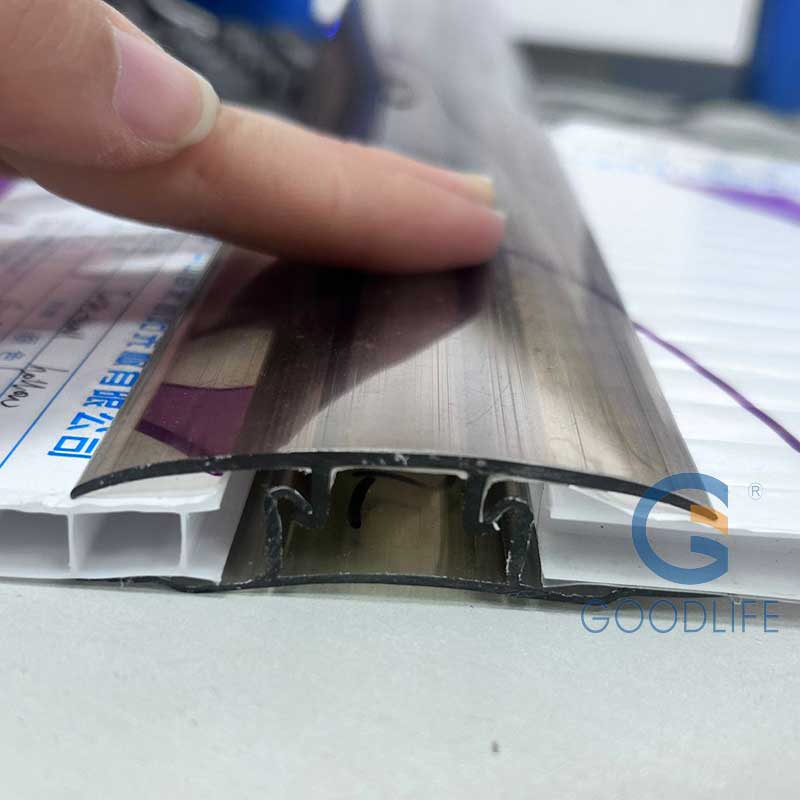 Bronzefarbenes PC H-Lock-Verbindersystem sichert professionell 8 mm weiße Doppelsteg-Hohlkammerplatten in gewerblicher Dachmontage