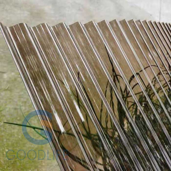 Residentieel villaterras in Chili met GOODLIFE heldere polycarbonaat golfplaten geïnstalleerd op traditioneel houten frameconstructie