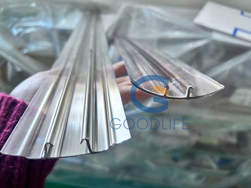 Innenansicht des transparenten Polycarbonat Basis-Kappe-Verbinders – präzisionsgefertigte mechanische Verriegelungsstruktur