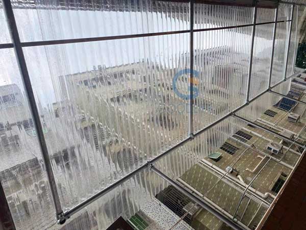 Klare Polycarbonat-Wellüberdachung über Wohngebäude-Eingang montiert – Regenschutz und natürliches Tageslicht