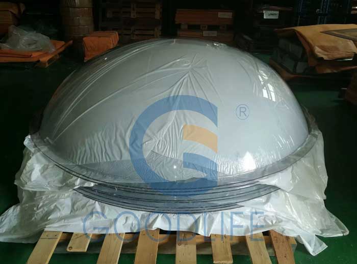 Mehrere transparente kreisförmige Polycarbonat-Kuppellichtkuppeln auf Holzpalette im Werkslager versandbereit