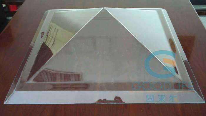 Transparente thermogeformte Pyramiden-Polycarbonat-Lichtkuppel im GOODLIFE Firmen-Ausstellungsraum