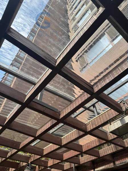 Telhado da lareira varanda terraço no projeto residencial chile vila ostentação exibindo a telha de policarbonato transparente cristal corrugada perfil ondulado clara telha instalada e laje montada purlin em madeira rústica armação sem frestas lajes tetos opacos varanda de descanso estufa calha de luz