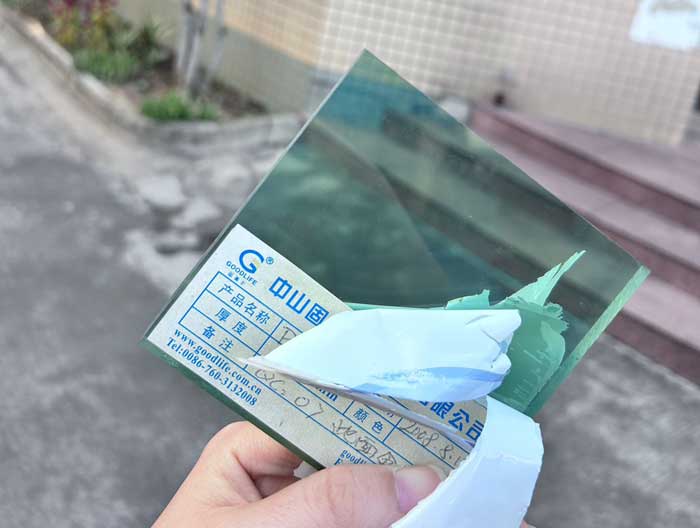 IR-Polycarbonat-Massivplatte mit teilweise entfernter Schutzfolie demonstriert hervorragende Tageslichtdurchlässigkeit