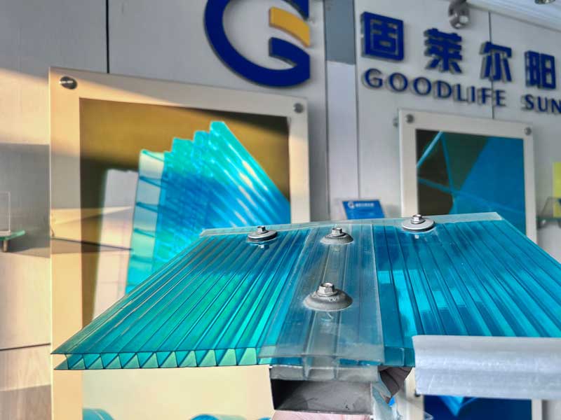GOODLIFE Ausstellungsraum demonstriert nahtloses Polycarbonat-Hohlkammerplatten-Dachsystem mit transparenten H-Profilen