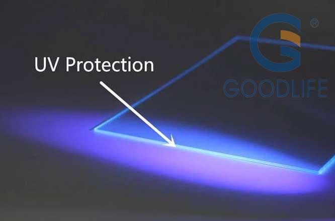 Polycarbonat-Massivplatte zeigt UV-Coextrusionsschicht-Fluoreszenzreaktion unter UV-Lampenprüfung