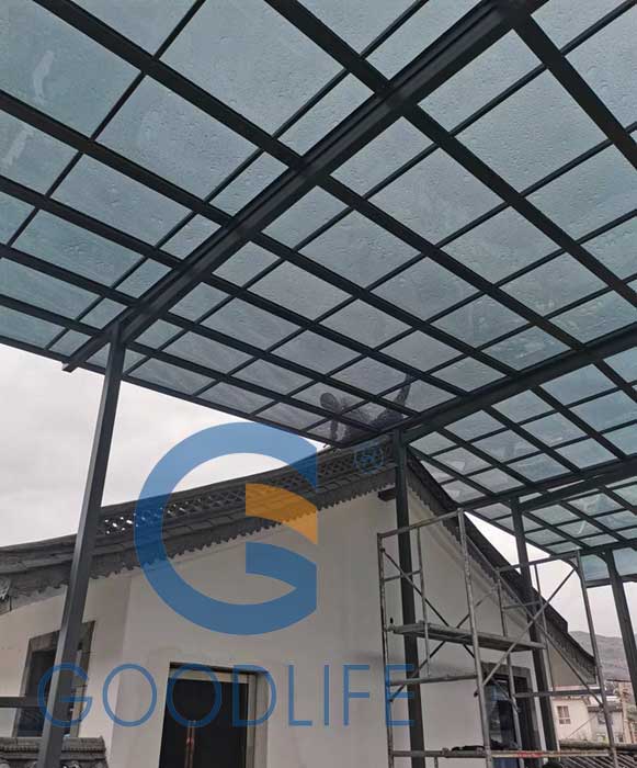 Fertige Gartenüberdachung an Privatvilla mit IR-Wärmeschutz-Polycarbonat-Massivplatte für beschattete Außenunterhaltung