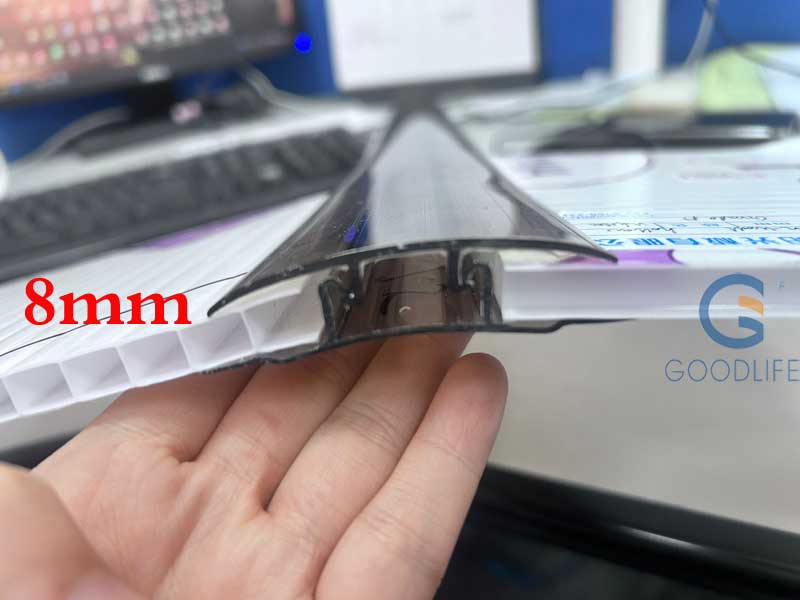Polycarbonat Basis-Kappe-Verbinder auf 8 mm Stegplatte montiert – perfekter optimaler Sitz für sichere Verglasung