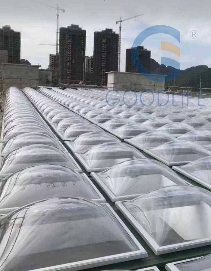 Montierte Polycarbonat-Kuppellichtkuppeln auf Gewerbedach mit natürlicher Tageslichtintegration und Metalldachstruktur