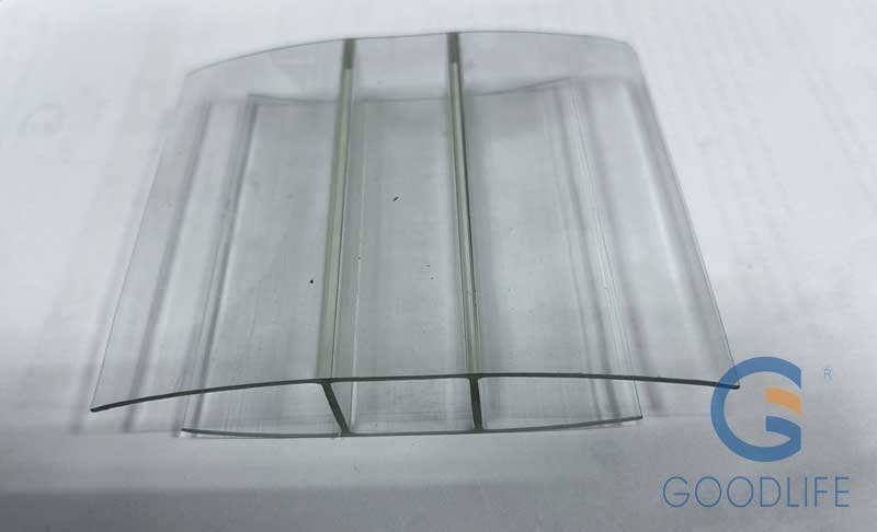 Einzelnes kristallklares Polycarbonat H-Profil-Verbindungsstück zeigt strukturelle Stabilität und hohe Lichtdurchlässigkeit
