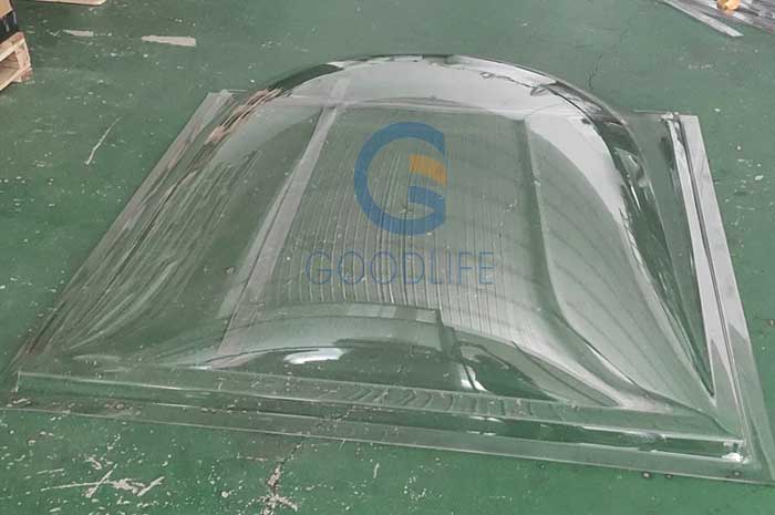 Thermogeformte quadratische Lichtkuppel mit erhabener Kuppelmitte im GOODLIFE-Werkproduktionsbereich