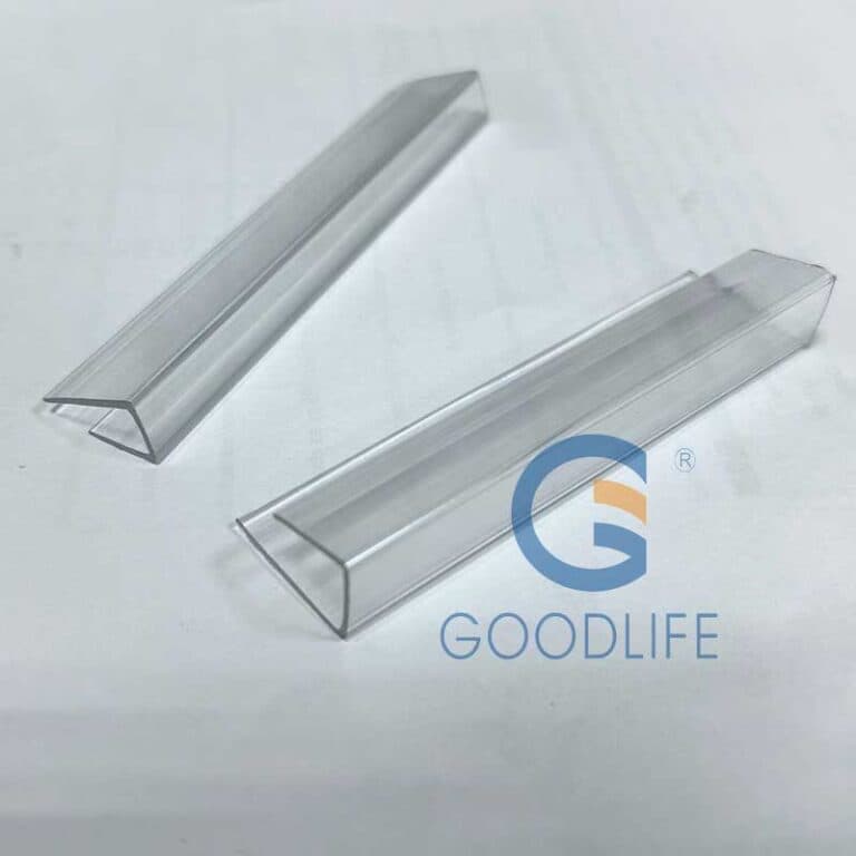 Zwei verschiedene Größen von Polycarbonat U-Profil-Kantenabschlüssen mit asymmetrischem Querschnitt für sichere Versiegelung von 4–10 mm Hohlkammerplatten