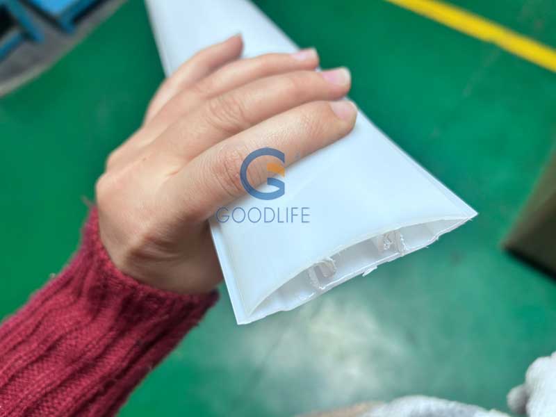 Hand hält weißes Polycarbonat Basis-Kappe-Verbinderprofil – werkzeugfreie Schnapp-Montage und Premium-Materialqualität